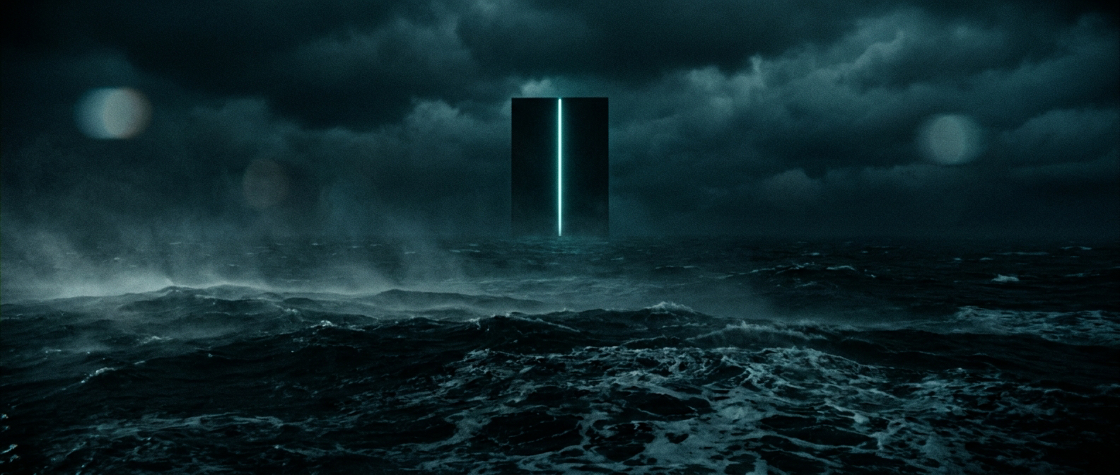 Odyssey — stormhav med monolitport och teal söm